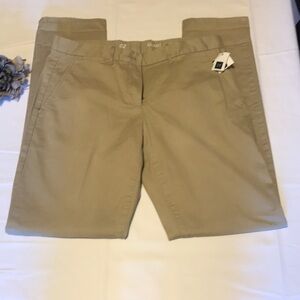 NWT GAP khaki Pants, 2, Regular 30  length, perfect Condition.